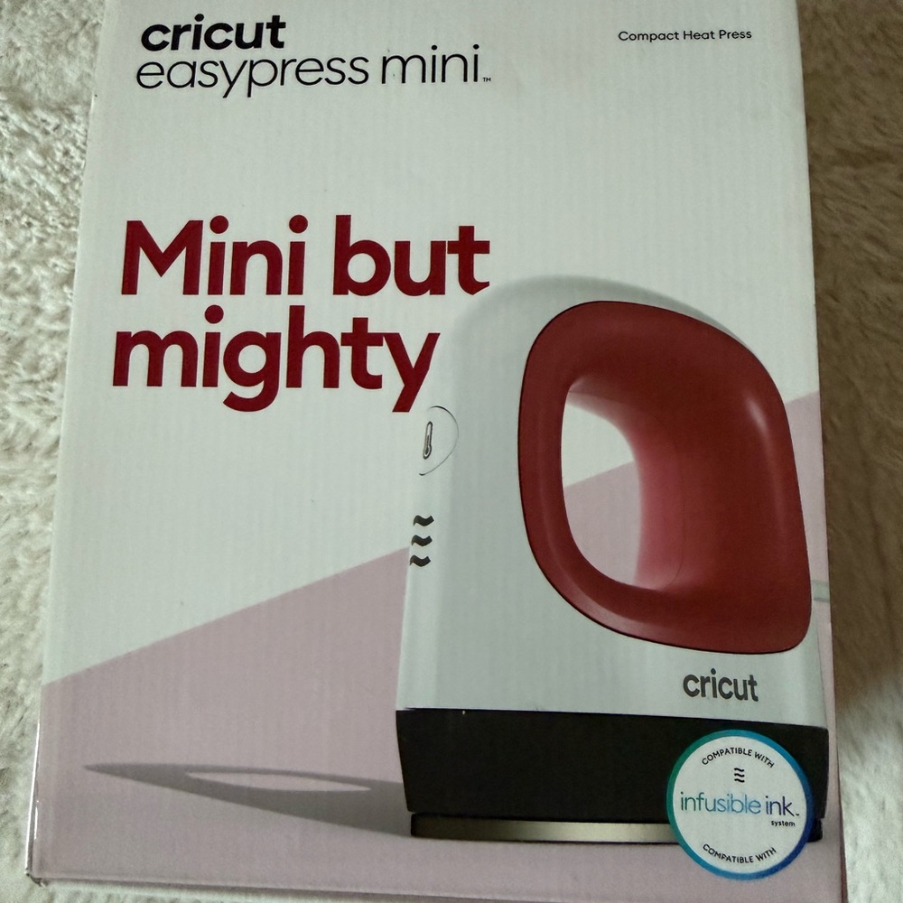 Cricut EasyPress Mini with EasyPress Mat